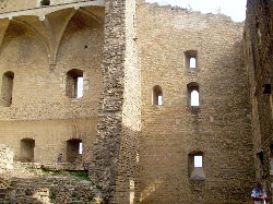 Mur de sparation entre la salle principale et les cuisines.