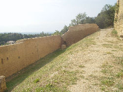 Chemin de ronde avec vue sur le Rhne.