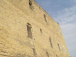 La faade du chateau donnant sur le village de chteauneuf du Pape