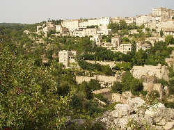 Le village de Gordes est accroch  son roc.