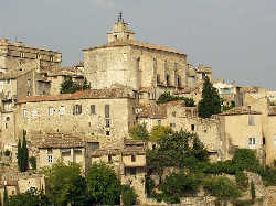 L'glise domine le village de Gordes