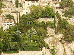 Ct sud Gordes est abrt du vent, mlange de pierre et de verdure 