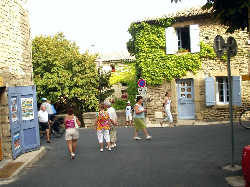 Les ruelles de Gordes et leurs petites boutiques.