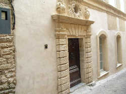 On trouve dans les ruelles de Gordes bon nombre de maisons de caractre