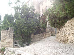 Gordes et ses ruelles calades en pierres sches