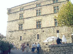 Le chteau de Gordes ct sud, entre du muse et hotel de ville gorde