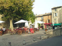 La petite place  ct du chteau ou l'on peut se dsaltrer paisiblement