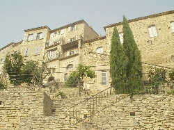 Les maisons construites au sud ont une vue magnifique sur le Luberon