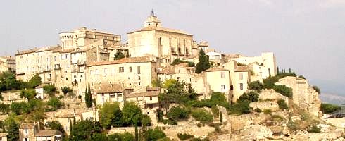 L'glise et le chteau dominent le village de Gordes