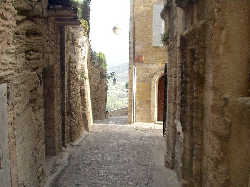 Les petites ruelles typiques de la Provence, ou l'on est  l'abri de la chaleur de l't
